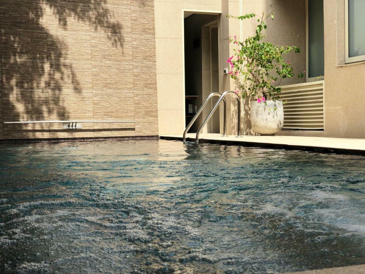 Roots Hotel Apartments أبيدجان المظهر الخارجي الصورة
